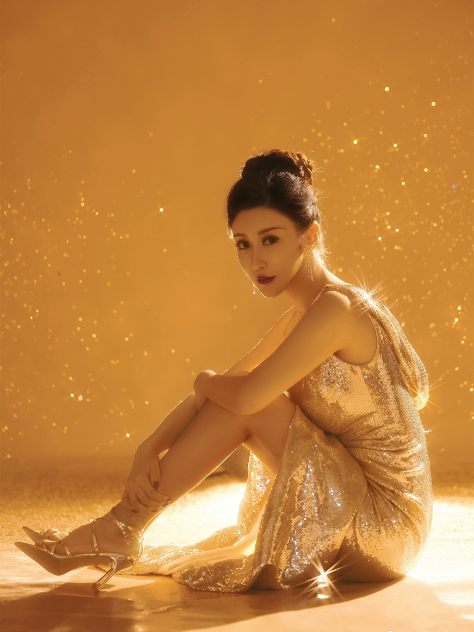 姜彦希的金色长裙写真!