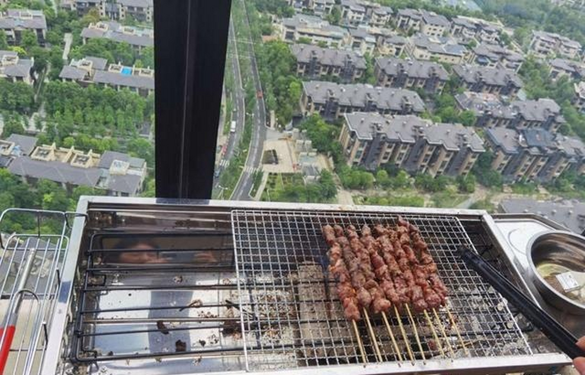 过了几分钟,唐一菲也在网上晒出一段凌潇肃和儿子在海边玩耍的视频,配