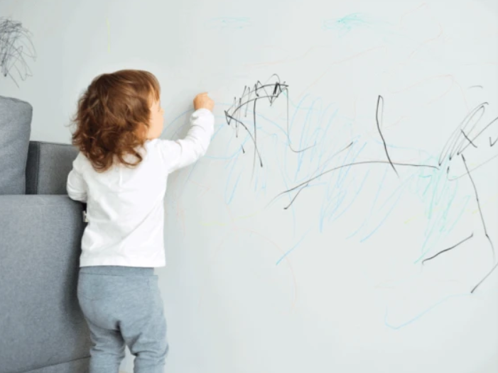 小孩子热衷涂鸦,喜欢在家里的墙上乱涂乱画,你发现了怎么办?