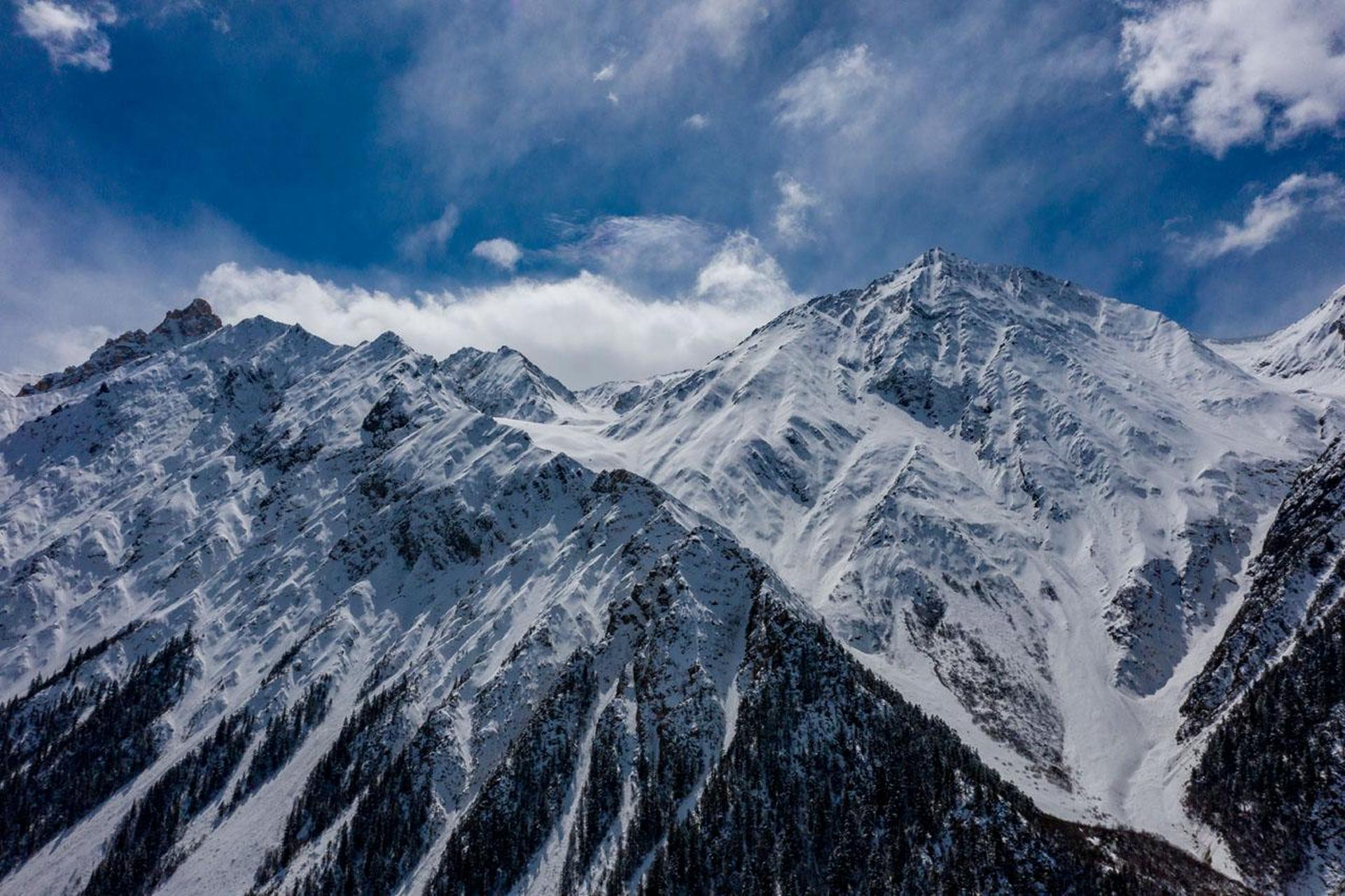 米堆冰川位于西藏林芝地区波密县东约100km处的玉普乡米堆村,湛蓝天空
