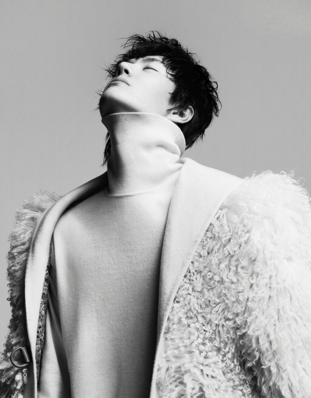 王一博时尚芭莎开年封面释出,此次封面的拍摄风格独特,充满了个性与