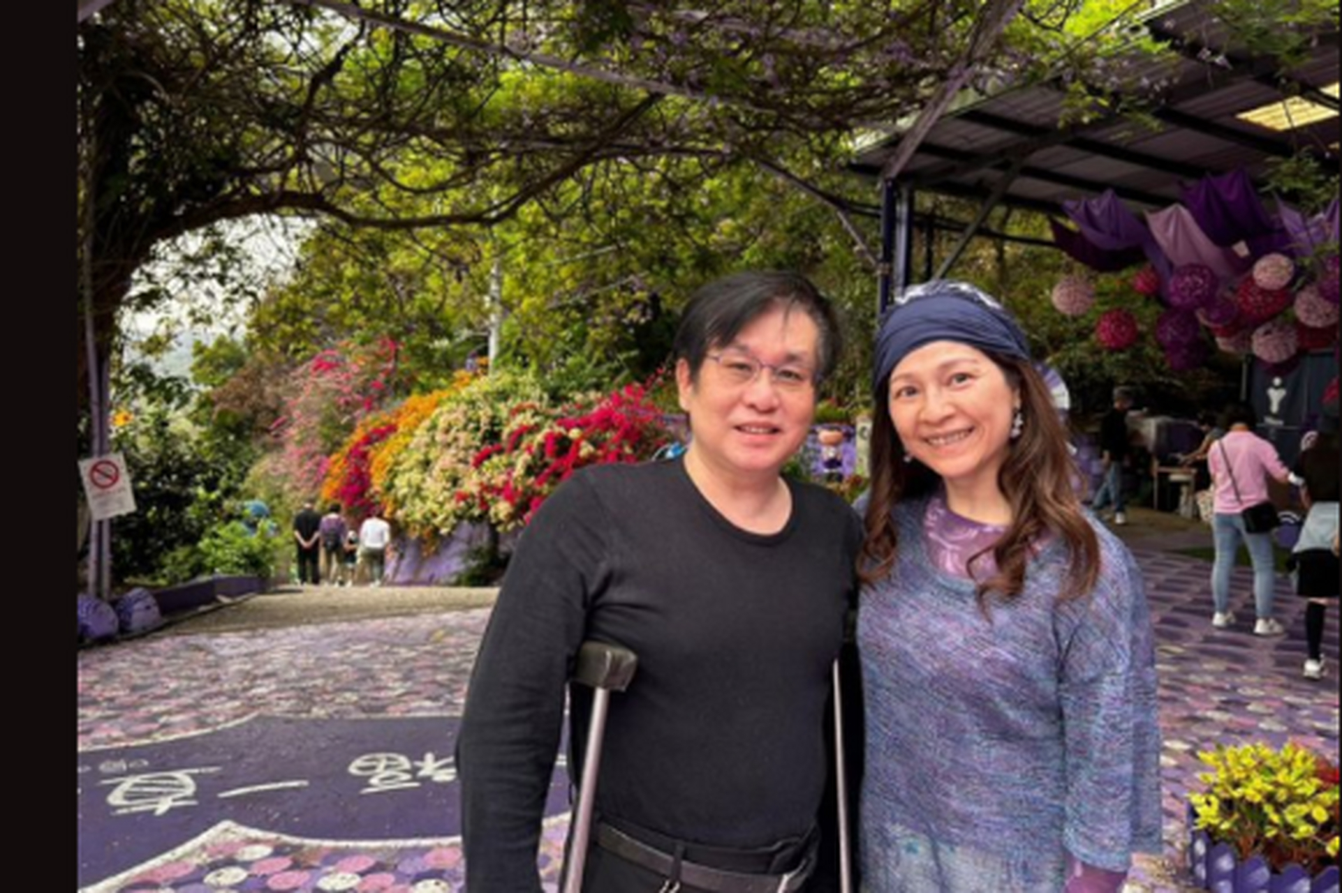 郑智化拄拐杖出行,美貌妻子陪伴在旁太恩爱,不介意老公身有残疾  4月4
