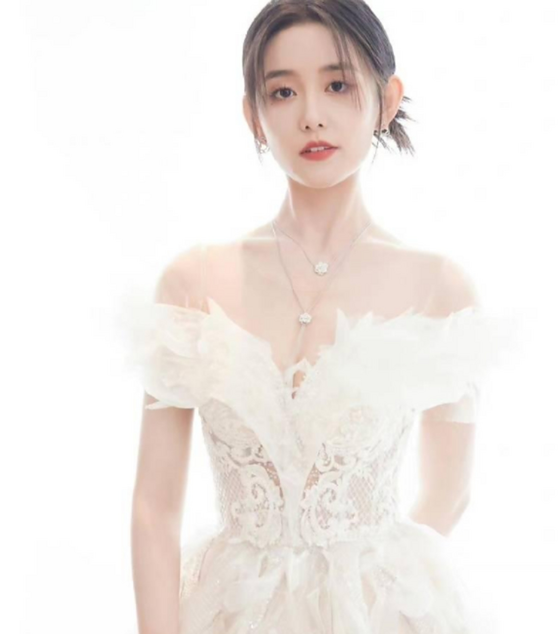 蒋依依穿白色梦幻纱裙,整个人婉约柔美颜值高.#明星娱乐热点