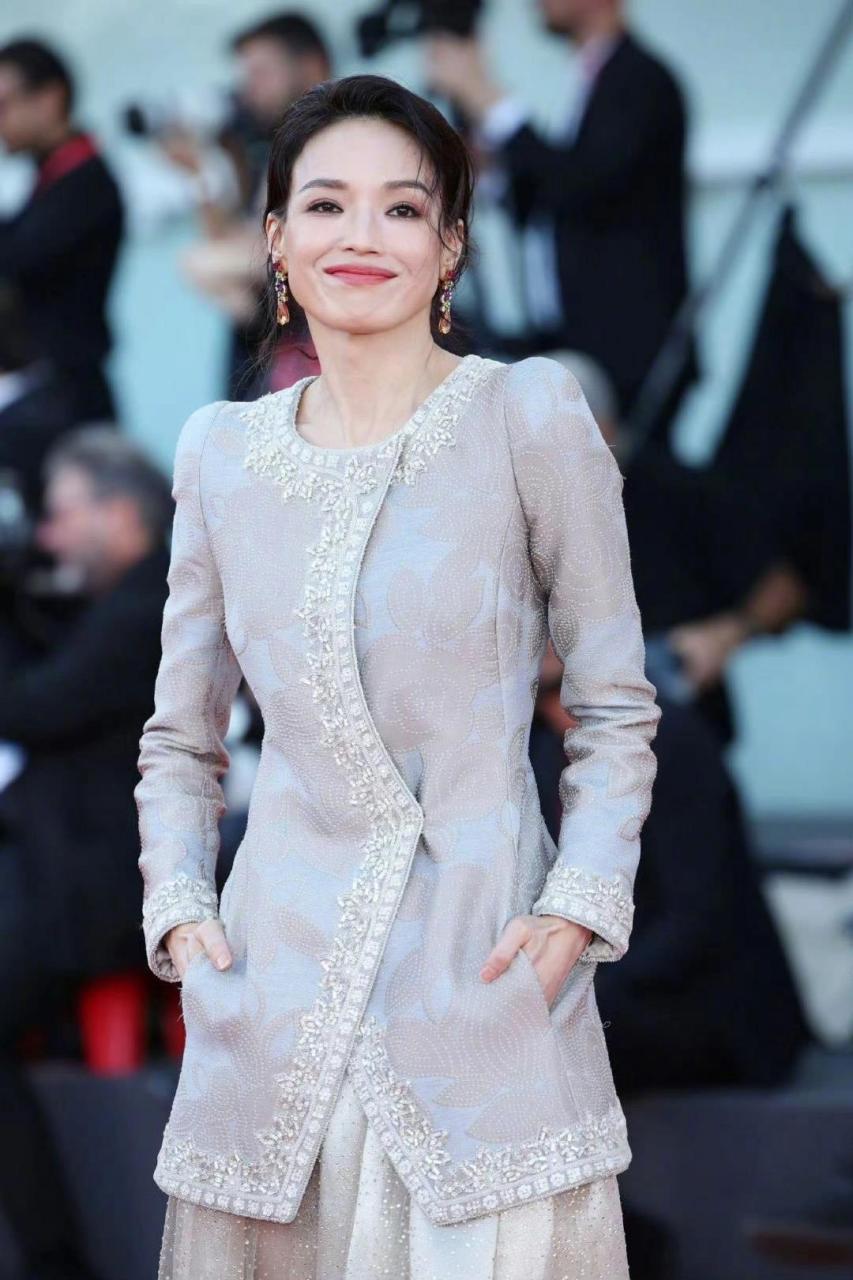 舒淇穿着 armani prive高定礼服出席威尼斯电影节闭幕红毯,大气优雅