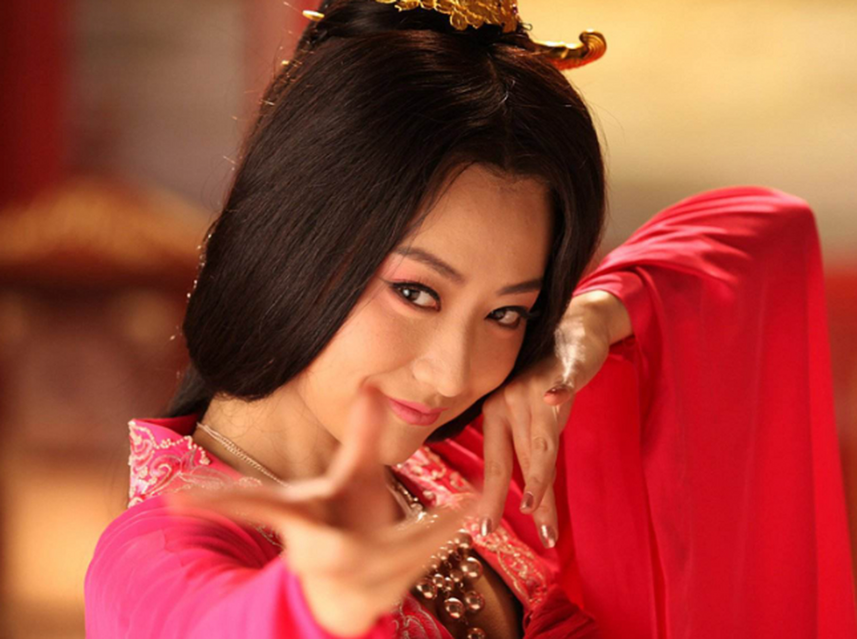 公元617年,李密奉命护送杨广的萧妃回扬州老家散心,李密看着娇艳欲滴