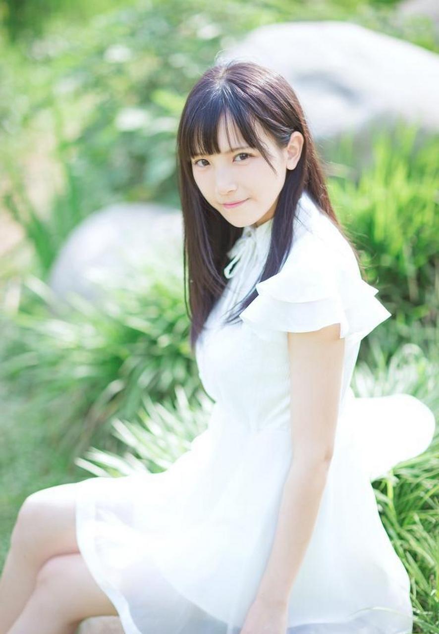 长发白裙的齐刘海美女户外写真