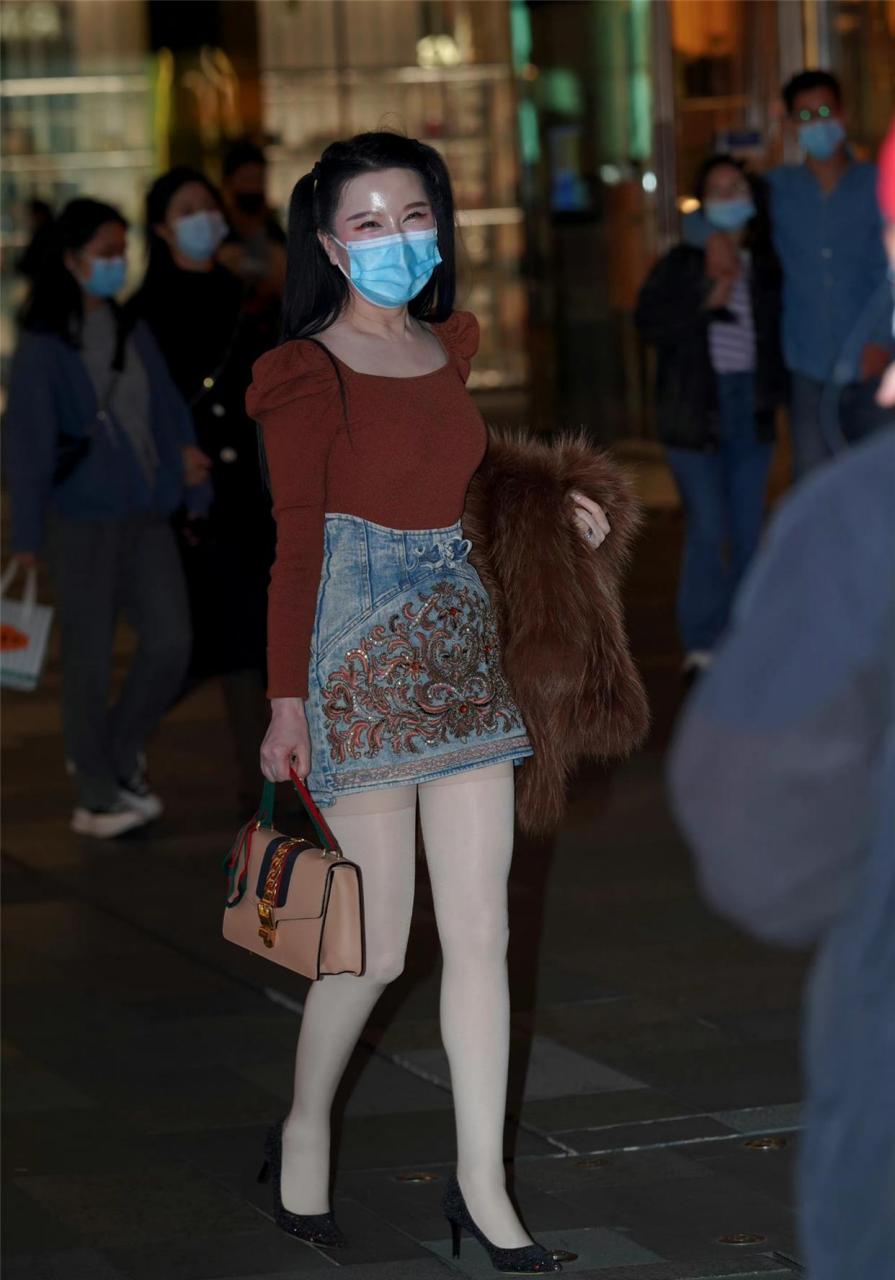 漂亮的小姐姐,这腿白的在发光