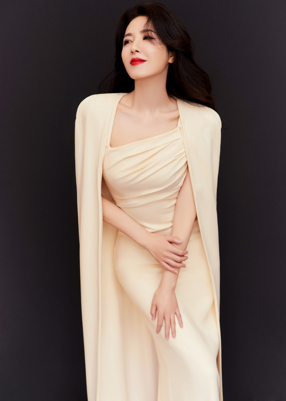 曾黎御姐范烈焰红唇妆真的很惊艳,大波浪红唇造型美艳动人!