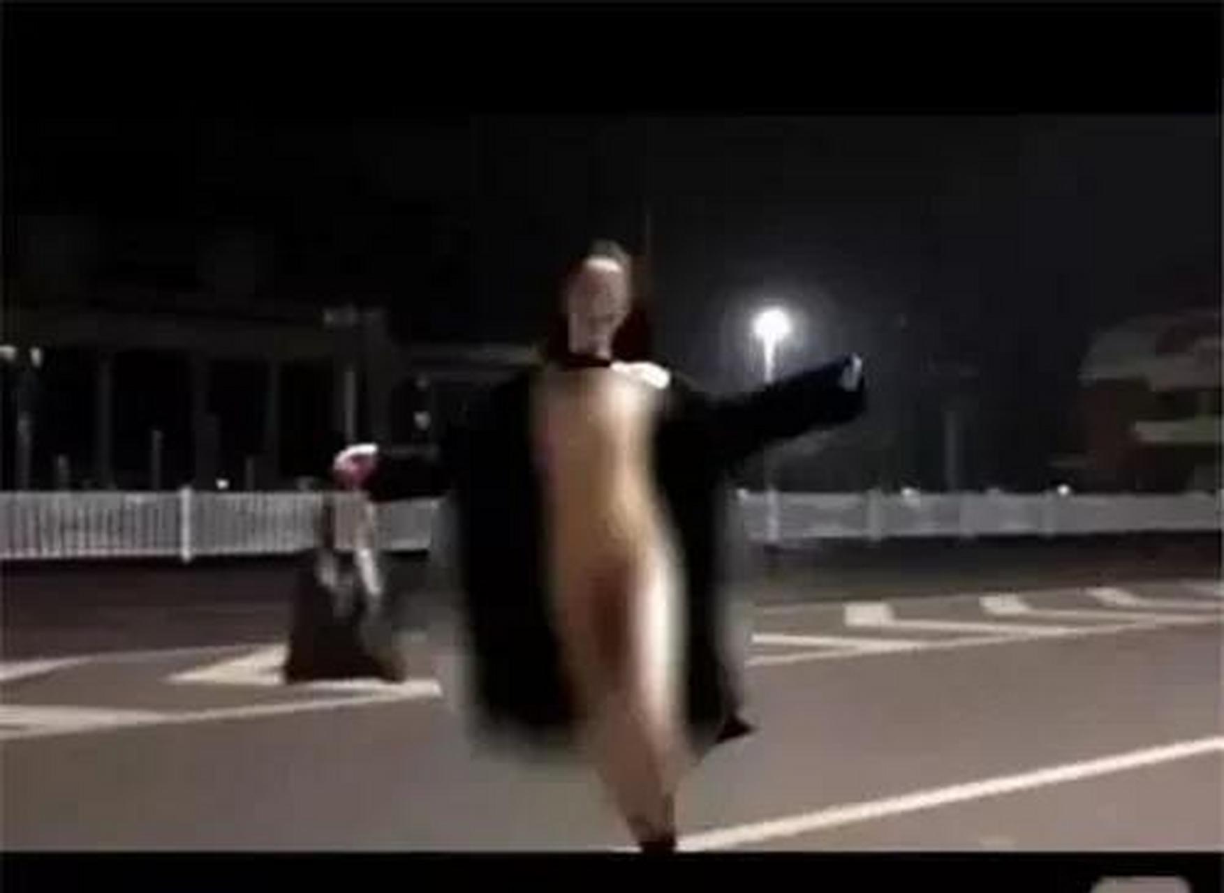 南京一女子当街裸奔?