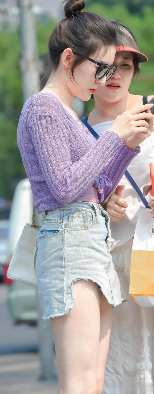 街拍丸子头美女