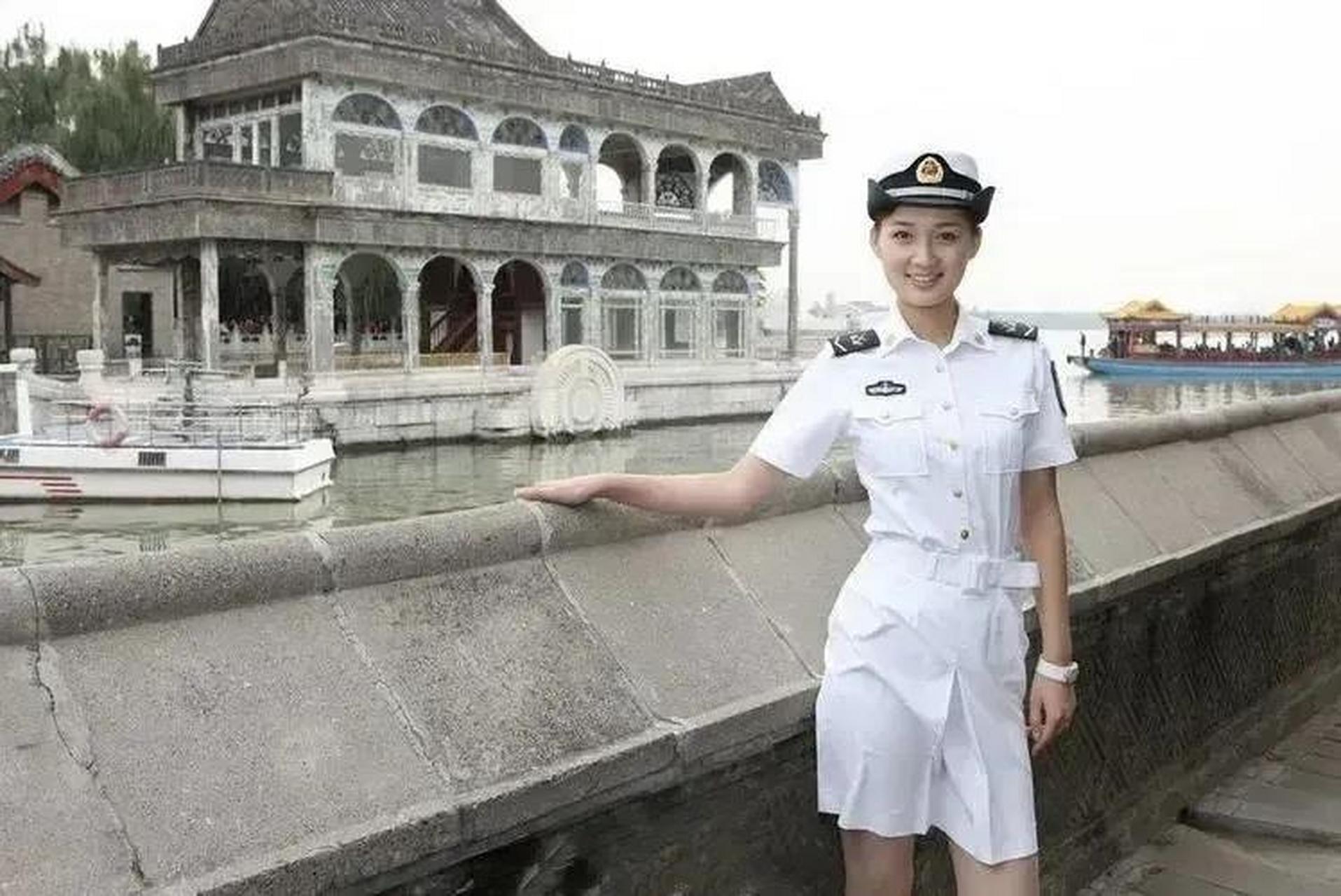 一位英姿飒爽的女海军士兵在颐和园内留下了一张美丽的照片