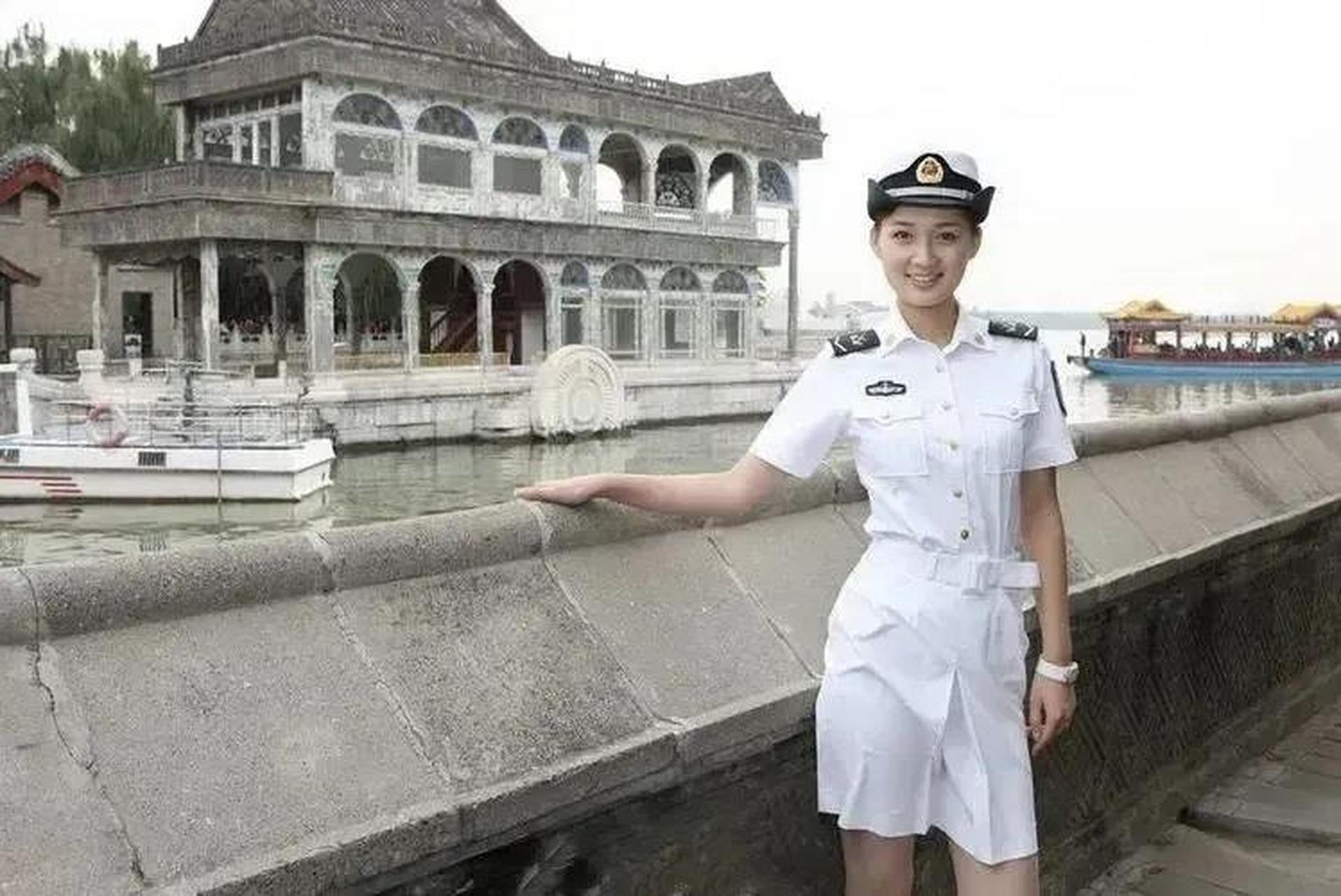 一位英姿飒爽的女海军士兵在颐和园内留下了一张美丽的照片.