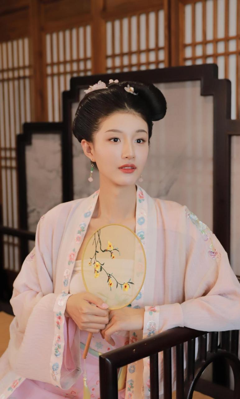 柳叶眉,杏核眼,樱桃小一点点.