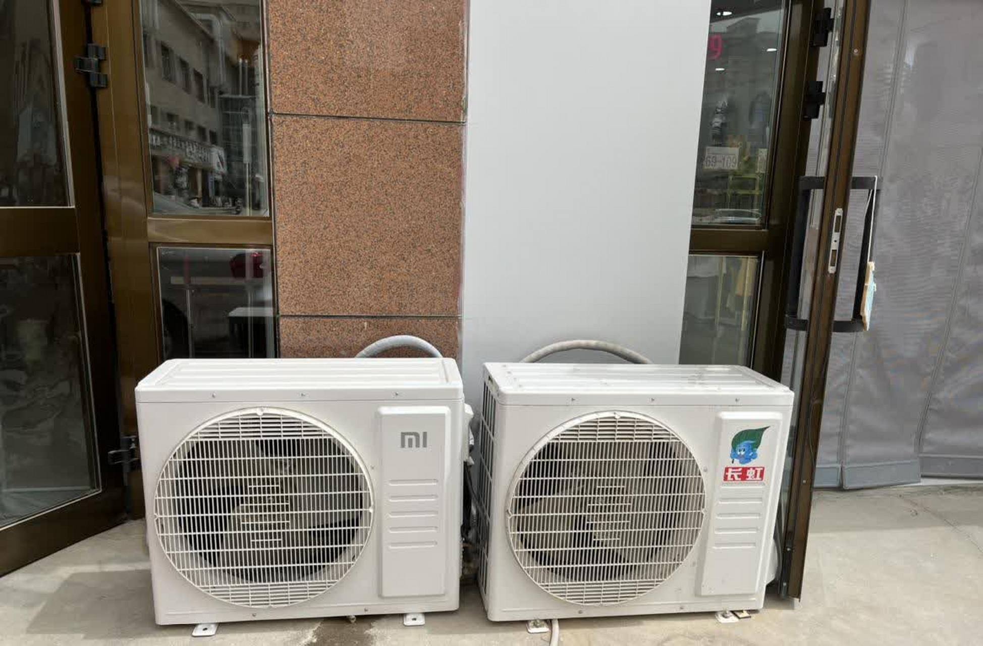 小米空调和长虹空调,这到底是谁抄了谁?螺丝都一样!