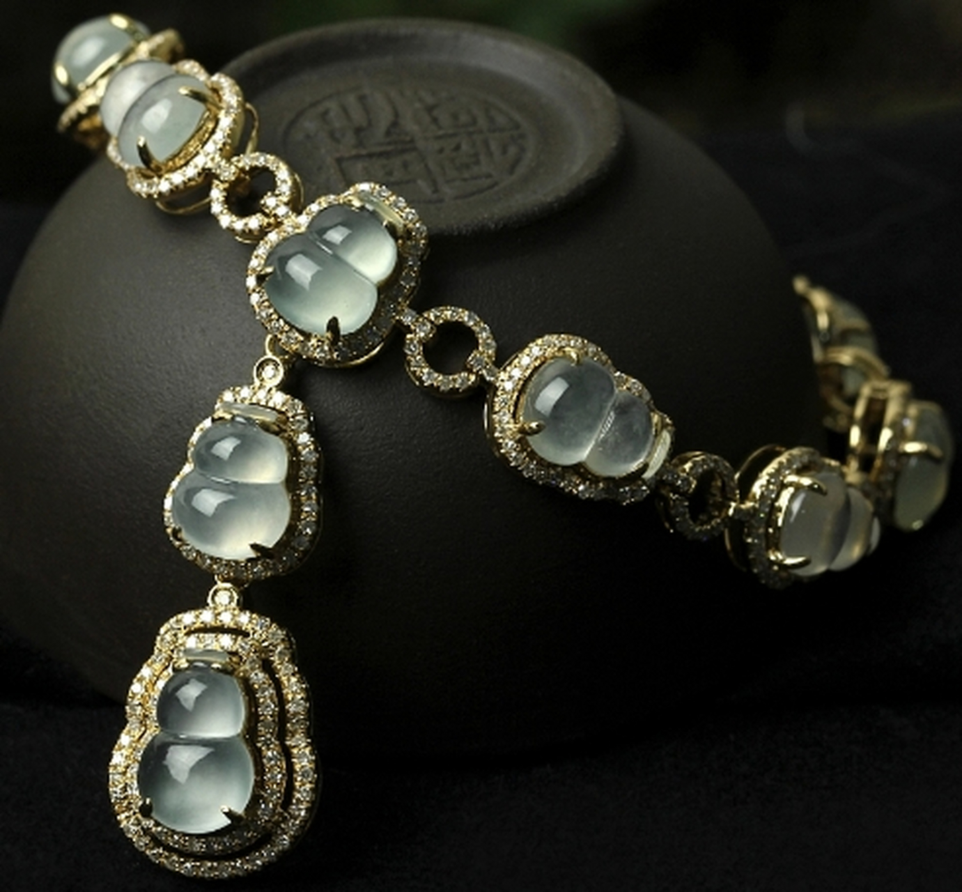 点击头像看直播# #翡翠珠宝# 翡翠的优雅华贵的外表,无论是佩戴在