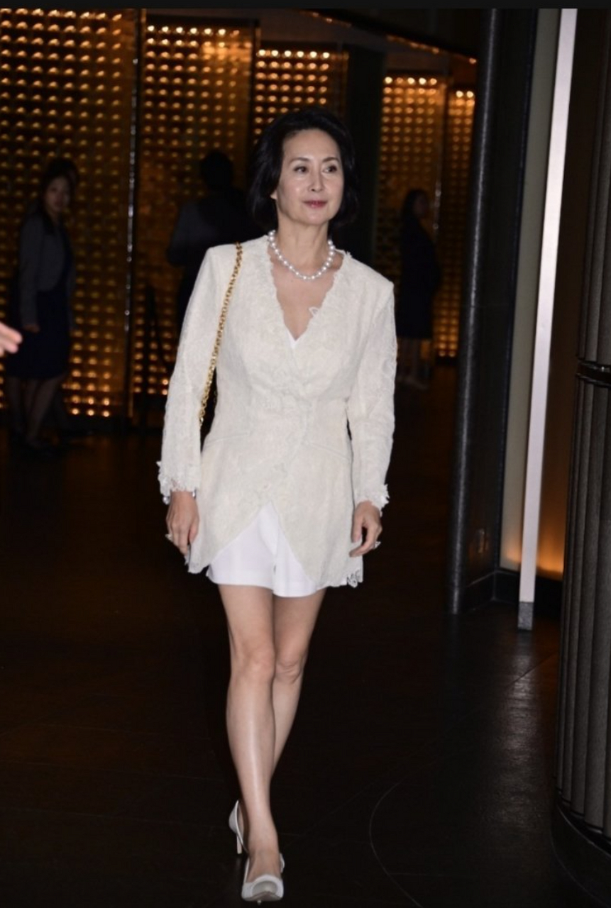 在婚礼现场,何超琼61岁的状态,却惊艳了不少人.