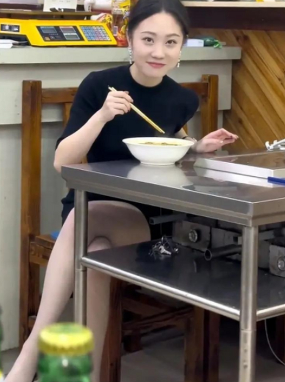 到面馆吃面老板娘一直对我笑是什么意思