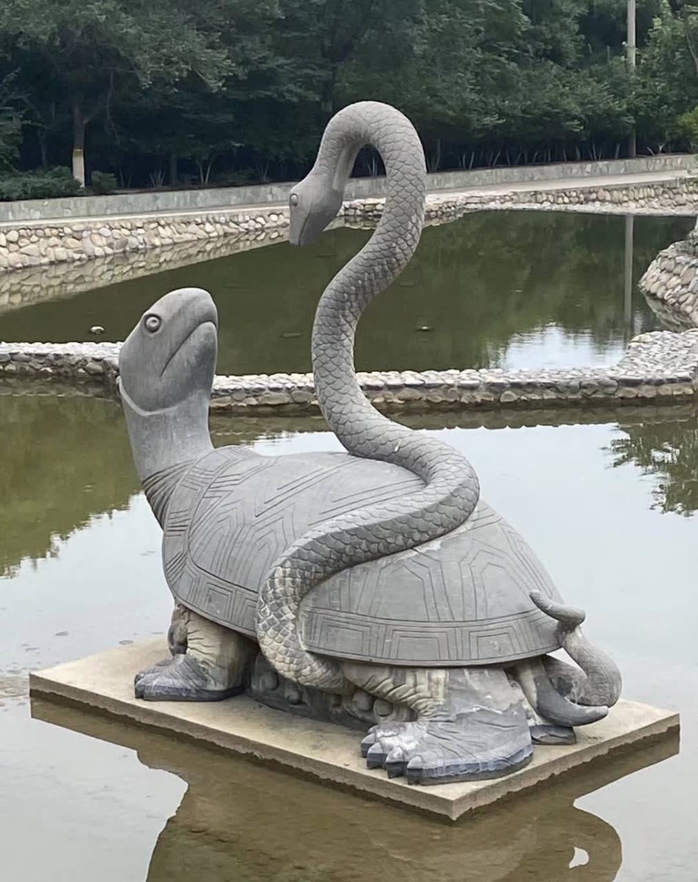 龟与蛇结合形成玄武,也被视为水神的象征