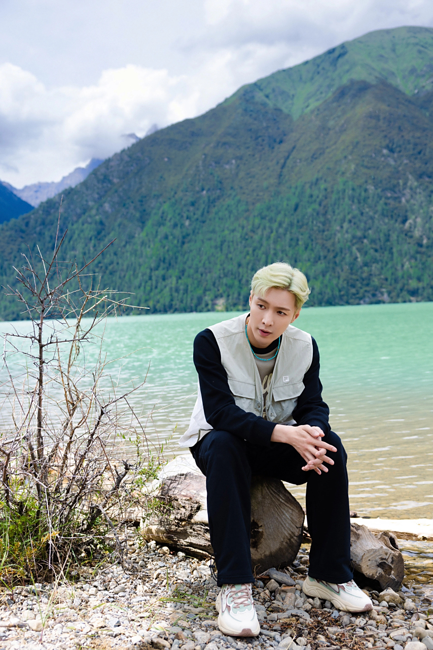 新漂发色与绿色马甲相得益彰,展现出清新时尚风格