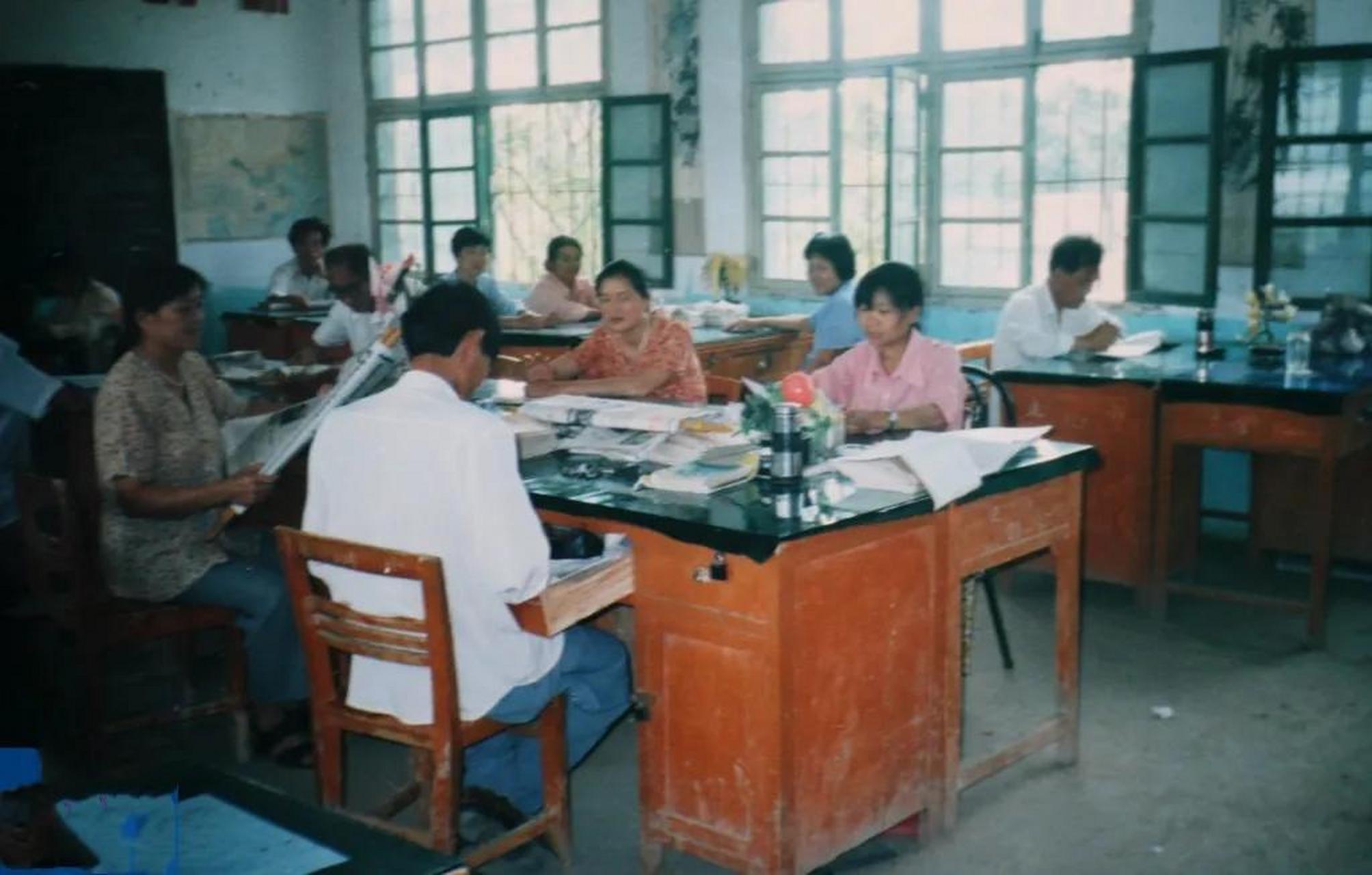 1990年代初,在皖北的一所乡村小学,有一件很普通的事情,那就是老师们