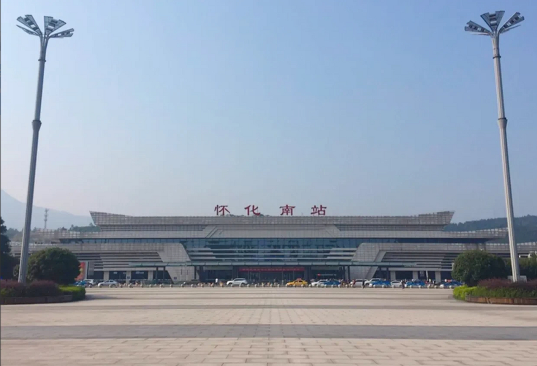 怀化作为国家高铁枢纽,一座高铁站严重拉垮了整体形象,站房过小,造型