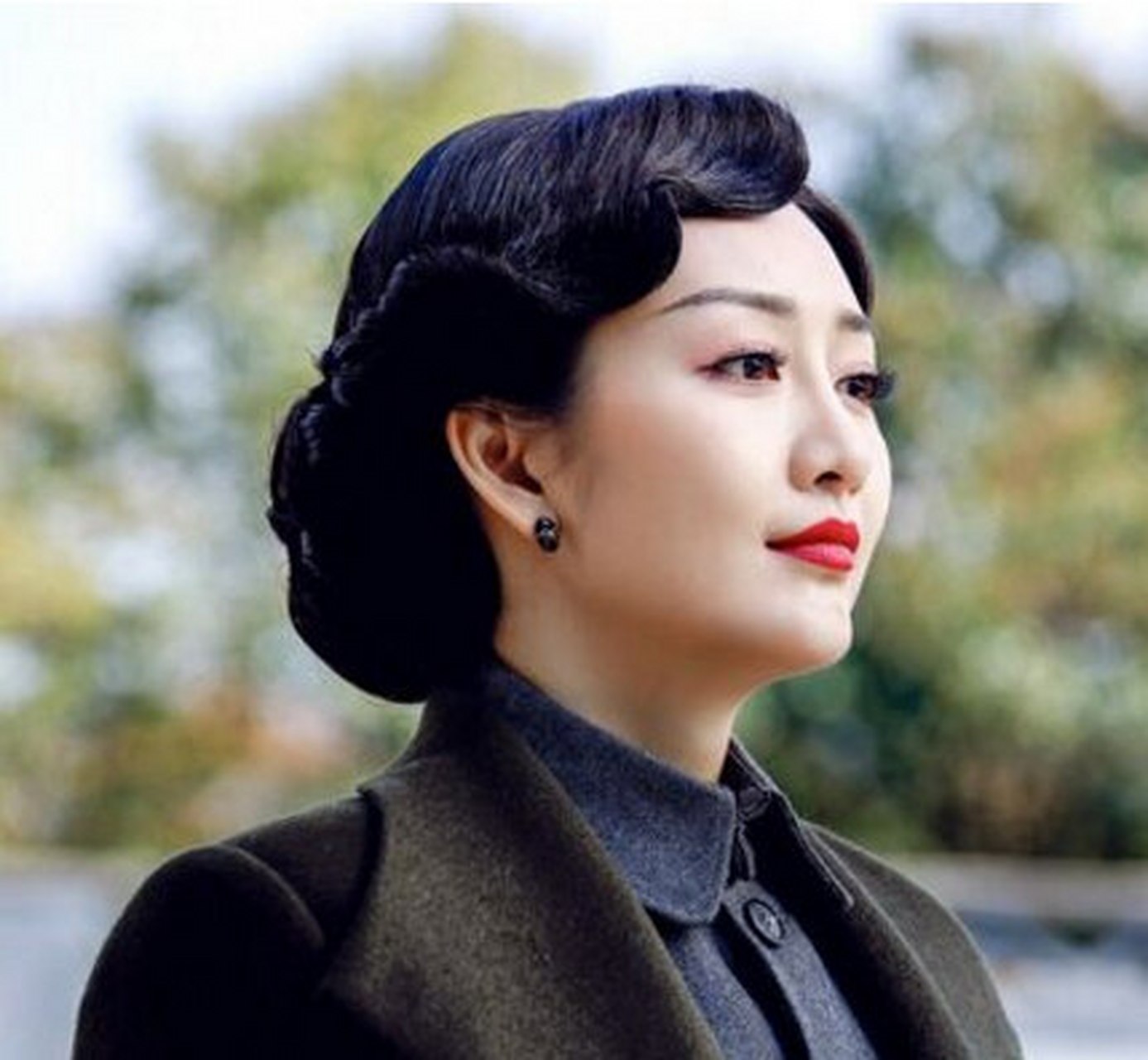 《伪装者》里王鸥饰演的汪曼春一身军装英姿飒爽,外表有着女特工的