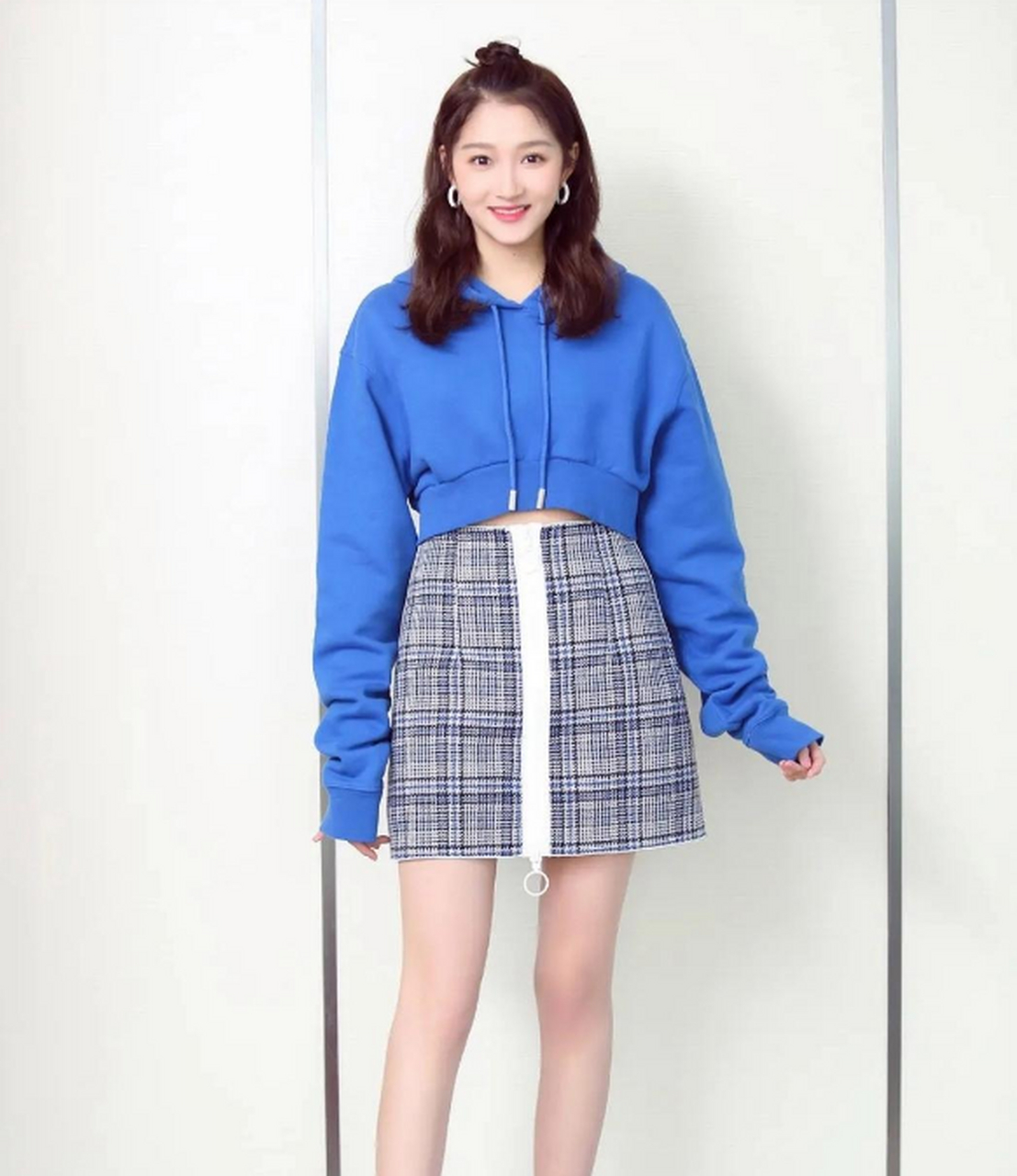 关晓彤身穿蓝色短款上衣搭配短裙,清纯俏丽,温柔甜美,青春元气美少女!