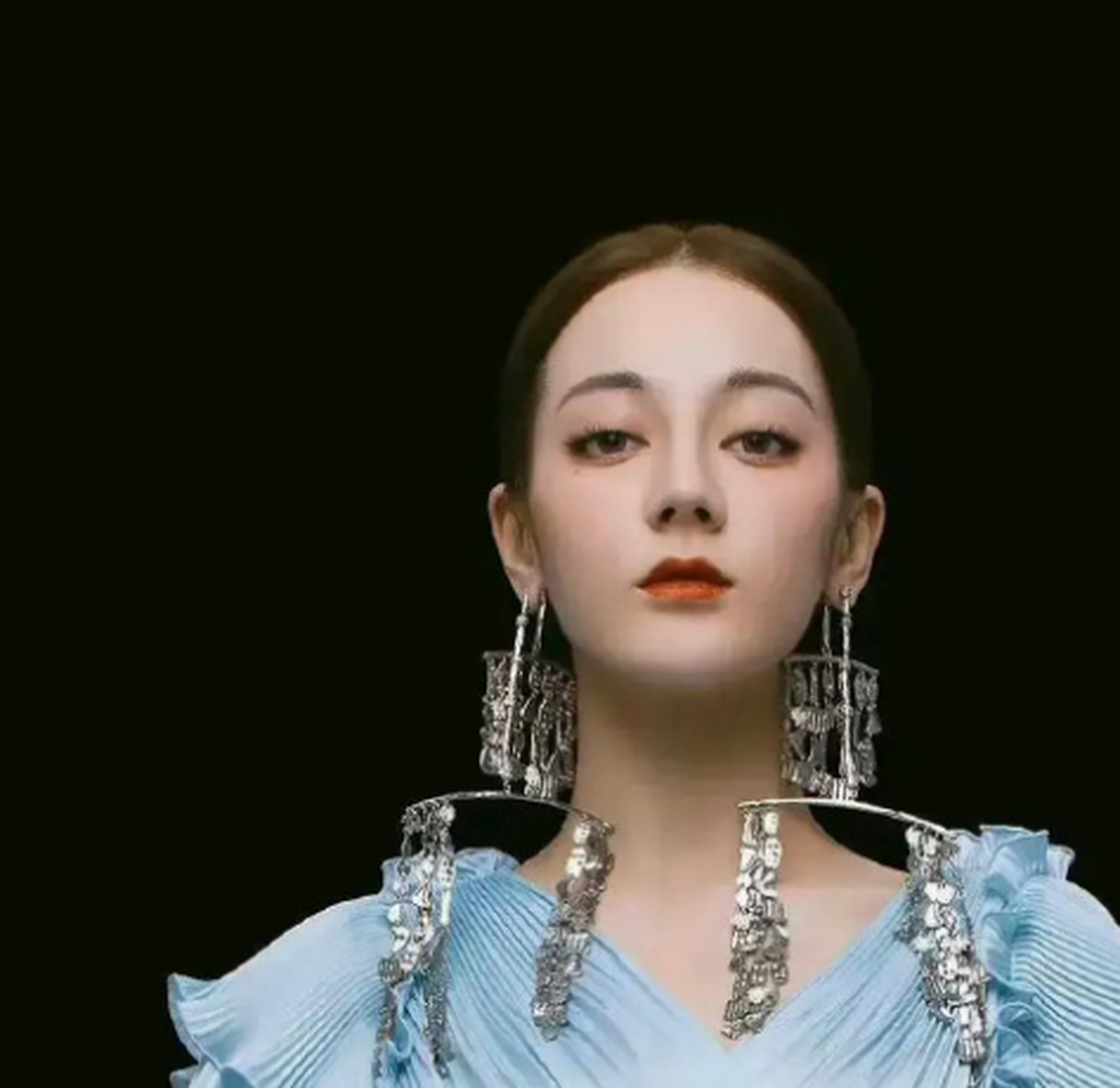 迪丽热巴这耳环不重么,考虑一下耳朵的感受呢 #迪丽热巴的耳环是挂在