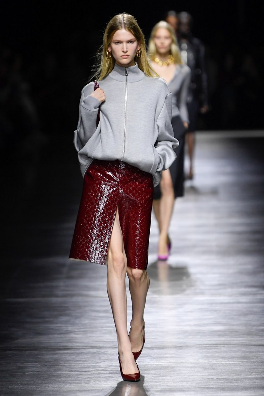 gucci 2024 春夏系列时装秀,在他的首个系列秀中,sabato de sarno尊重