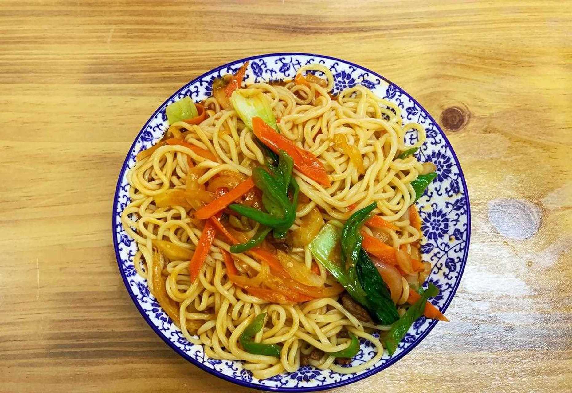 一份炒拉条卖18块,牛肉看不见,青菜没的有,尕娃子能好好做么?