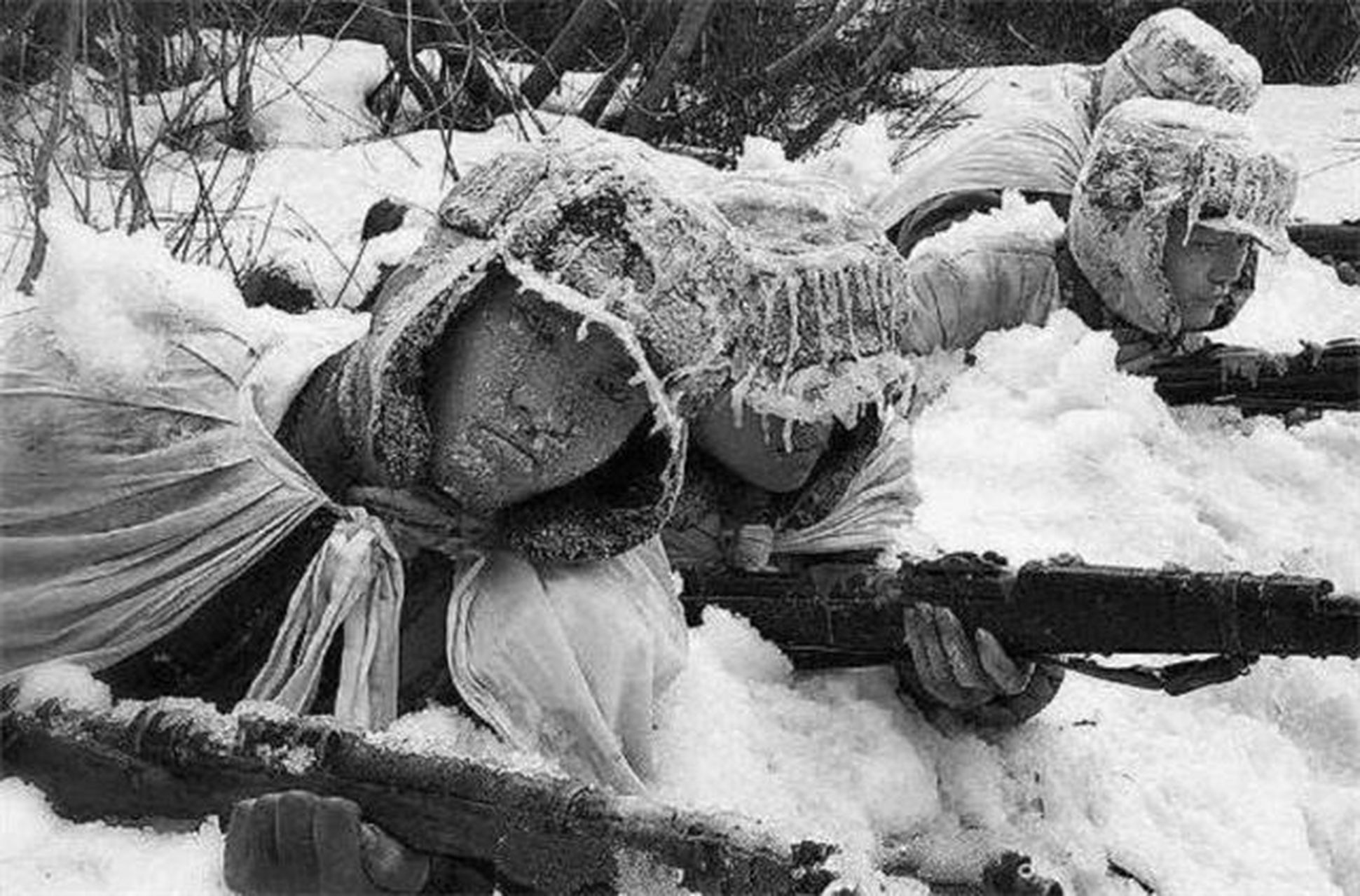 这张照片是中国志愿军士兵在抗美援朝战争,长津湖战役中牺牲时的场景.