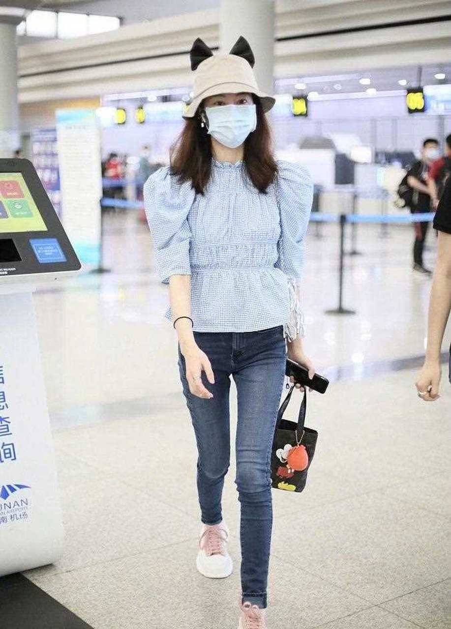 郁可唯这机场造型也太可爱了吧,蓝色小格纹泡泡袖上衣搭配紧身牛仔裤