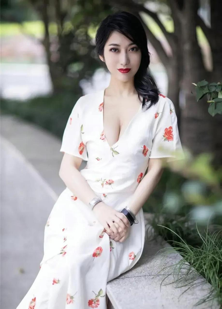 领动计划 著名演员殷旭身材好有女人味,穿着白色印花连衣裙,留着一