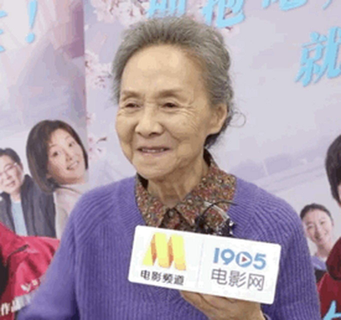 1959年参演雷镪导演的电影《流水欢歌》进入演艺圈.