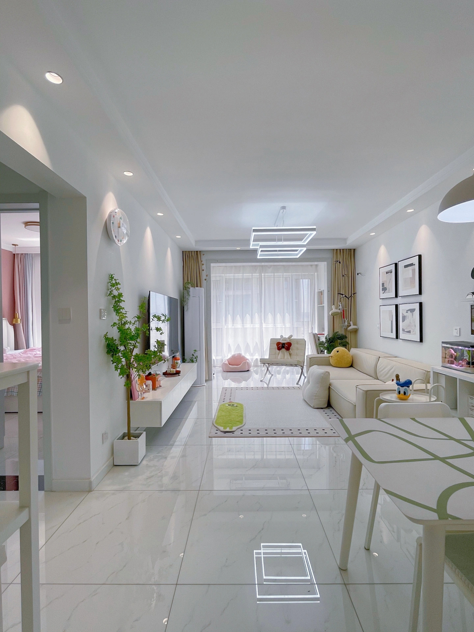 套内面积65平,两室一厅一厨一卫,房子不大,但我和老公两个人住刚刚好