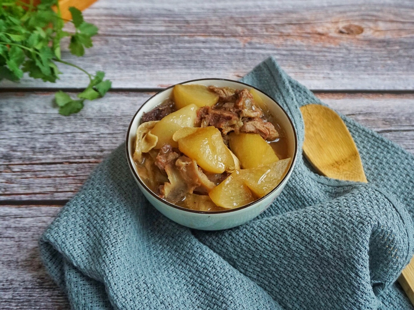 萝卜牛杂汤(可当汤粉面的浇头)  牛杂,又称"牛杂碎",是牛内脏的统称