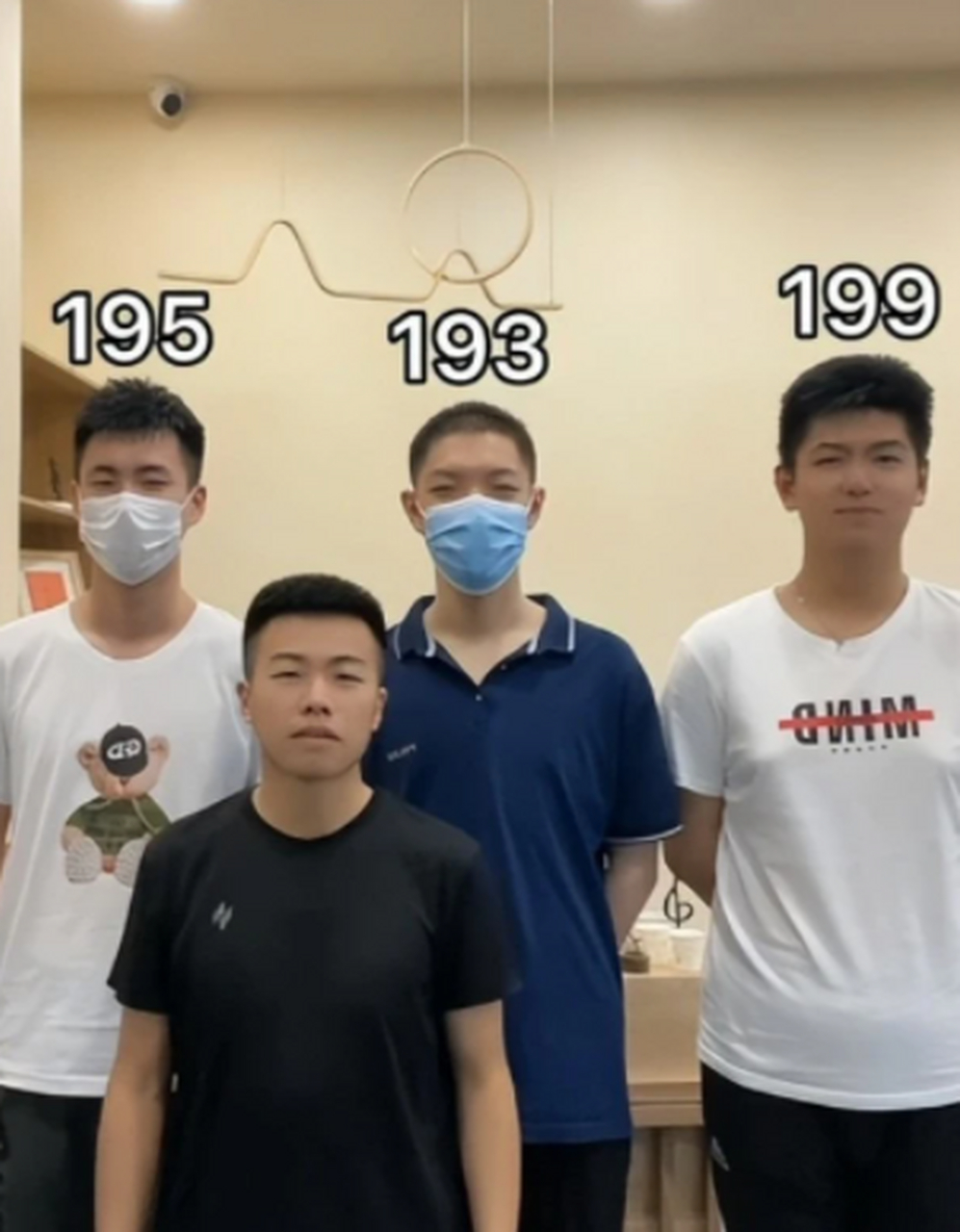 山东高中生平均身高1米8引热议!妈妈:孩子1米83在班里