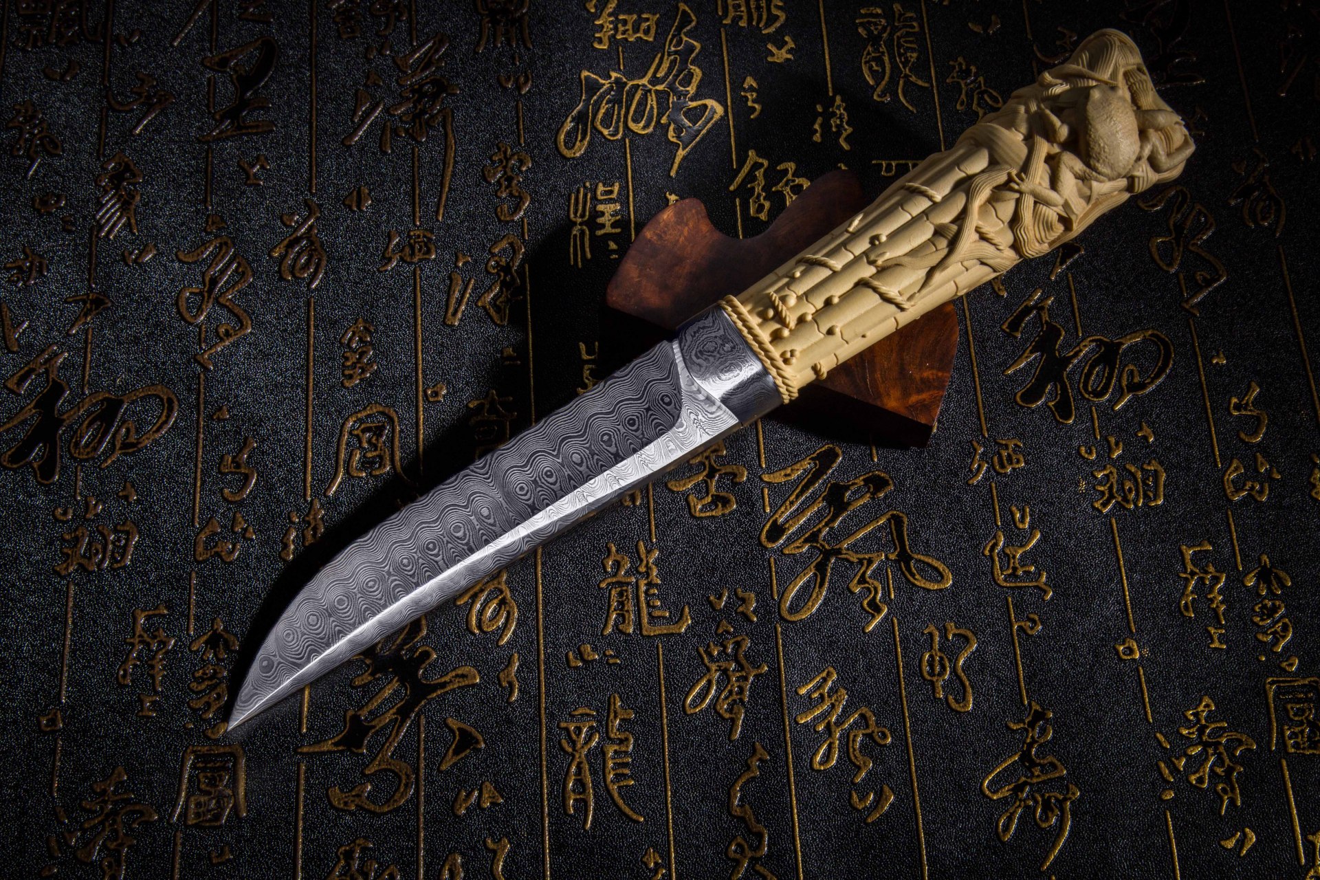 书刀,一种中国古代书写工具,因外形通常为一尺余的小刀,所以又称尺刀.