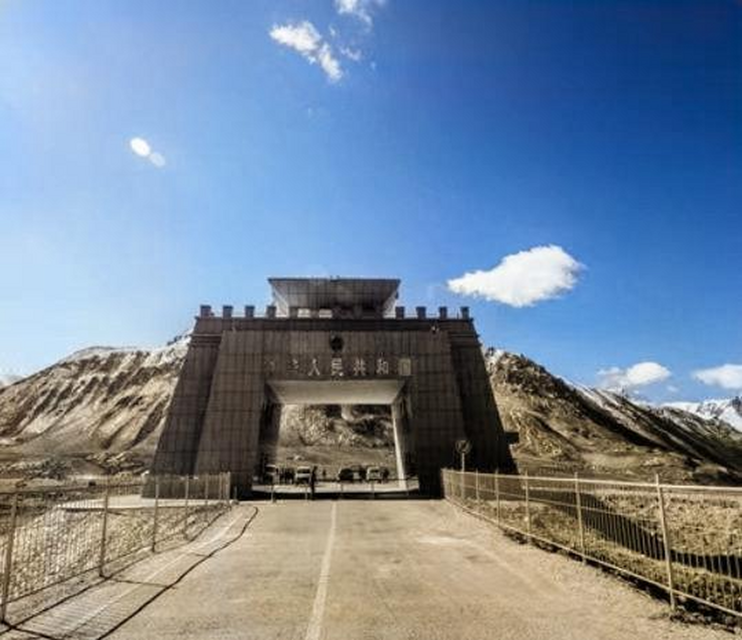 红其拉甫边境再次开放 日前,中国和巴基斯坦之间的重要港口红其拉甫港