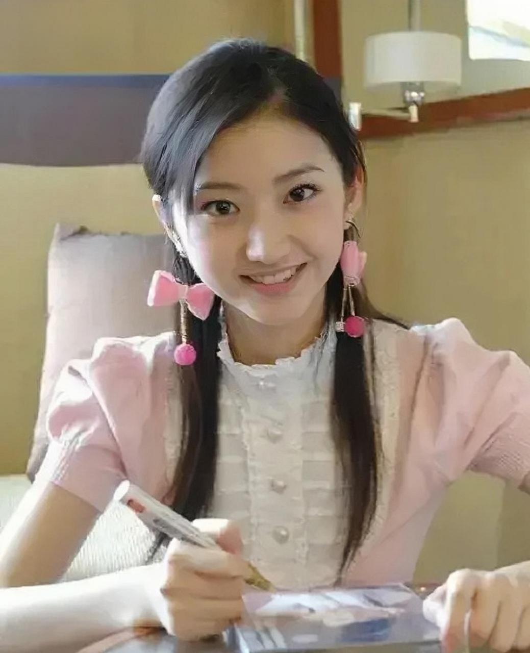 16岁的景甜把初恋给了大19岁的土豪路征,路征立刻为景甜开了影视公司