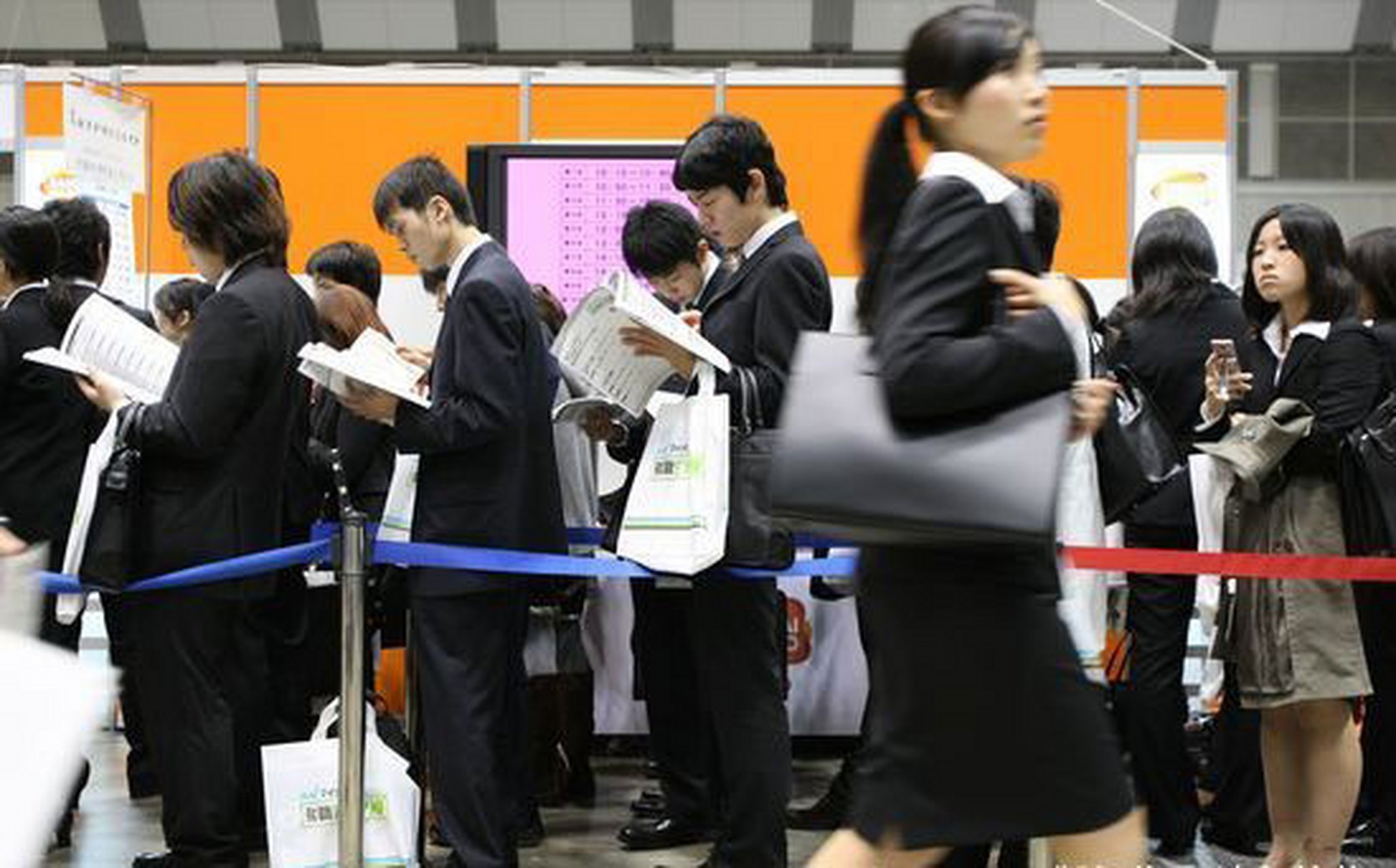 【#日本应届生就业率3年来首次上升#,求职者更担心到手的钱缩水】日本