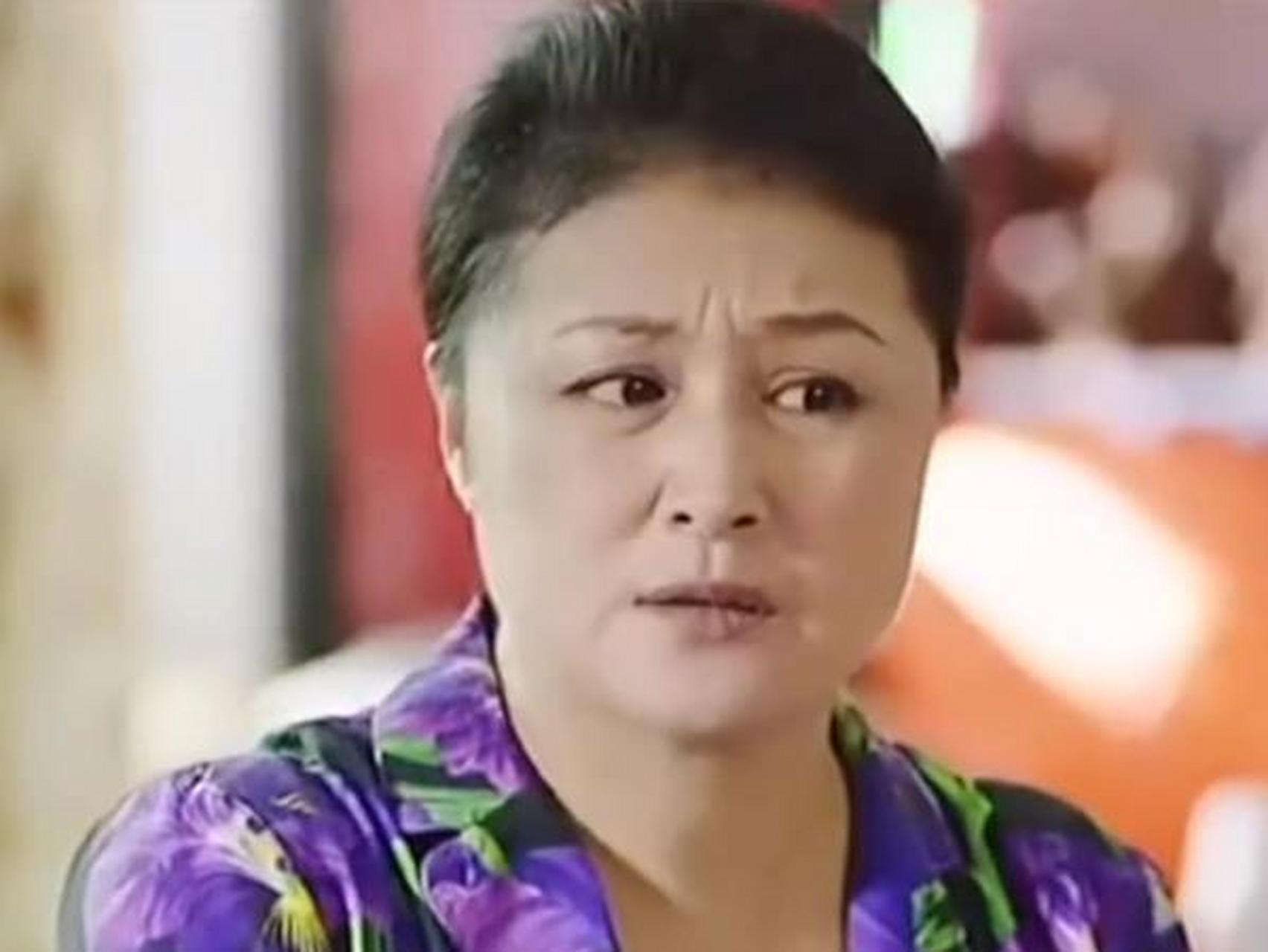 于月仙事件新进展:刹车痕迹长约两米,车顶被掀开,现场一片狼藉