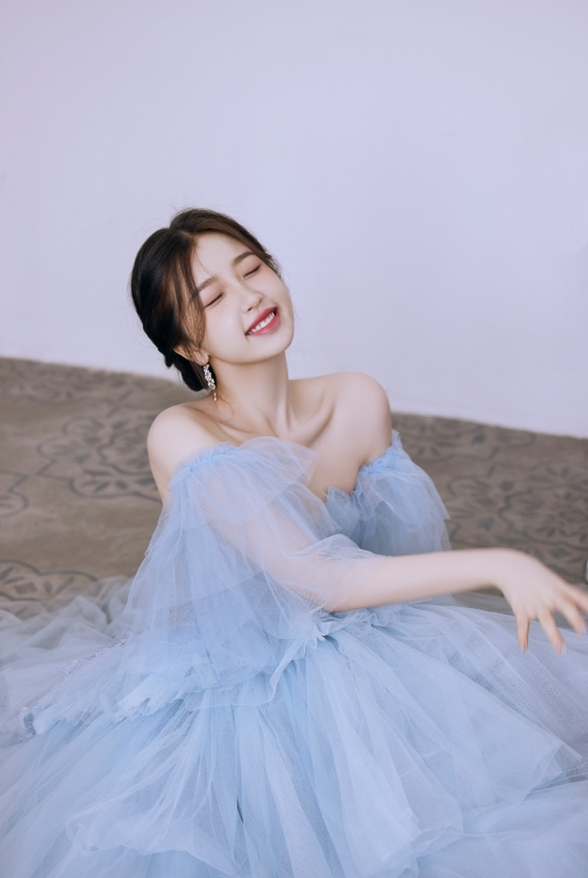 娇俏可爱,艳若桃李的#虞书欣# 一袭蓝色溜肩抹胸纱裙,丰满傲人的事业