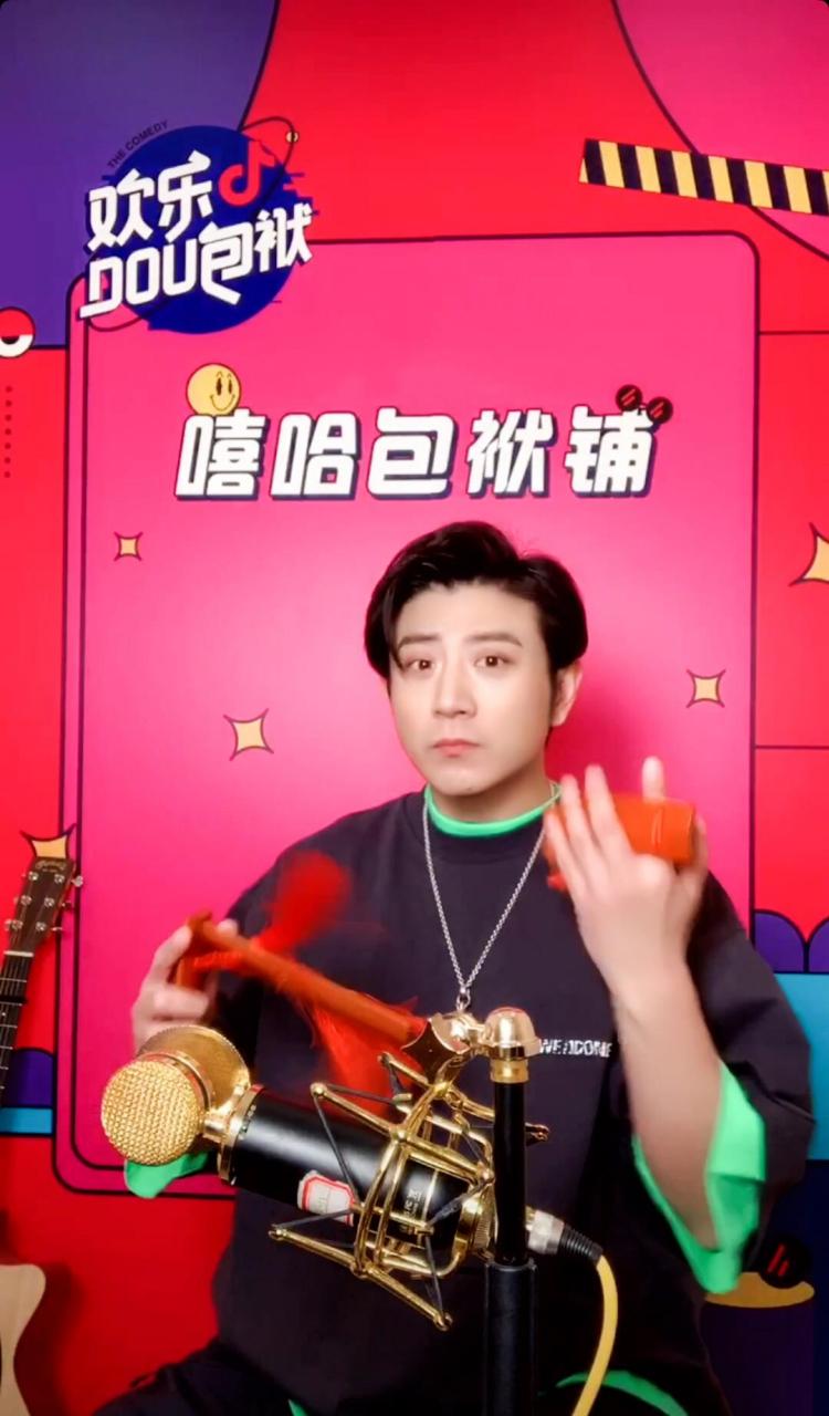 "梗王"高晓攀直播秀快板 颜炸小先生展传统文艺新玩法