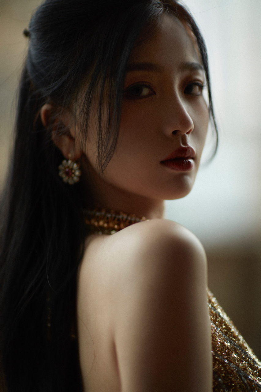 虞书欣鎏金露背长裙##虞书欣微博之夜新造型# 虞书欣,流光美人 044