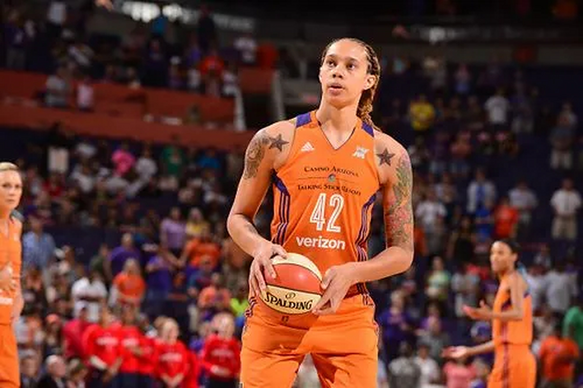 杜兰特约会了  跟wnba中锋布兰妮·格里纳开始交往了,在约会过程上,被