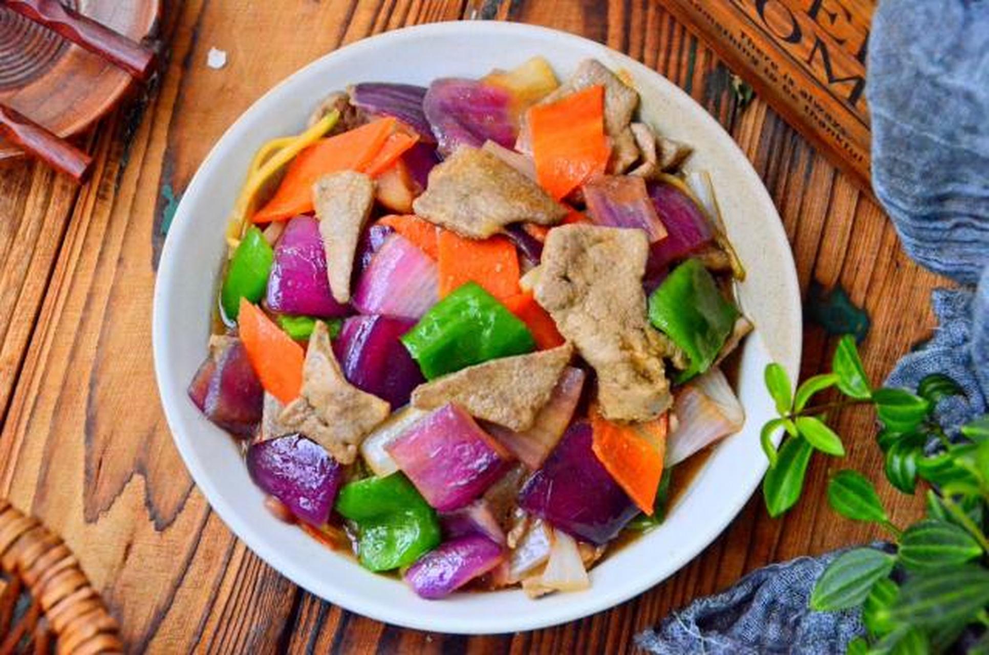 洋葱炒猪肝,一道非常下饭的家常菜,要想把猪肝炒好的话,只要做好腌和