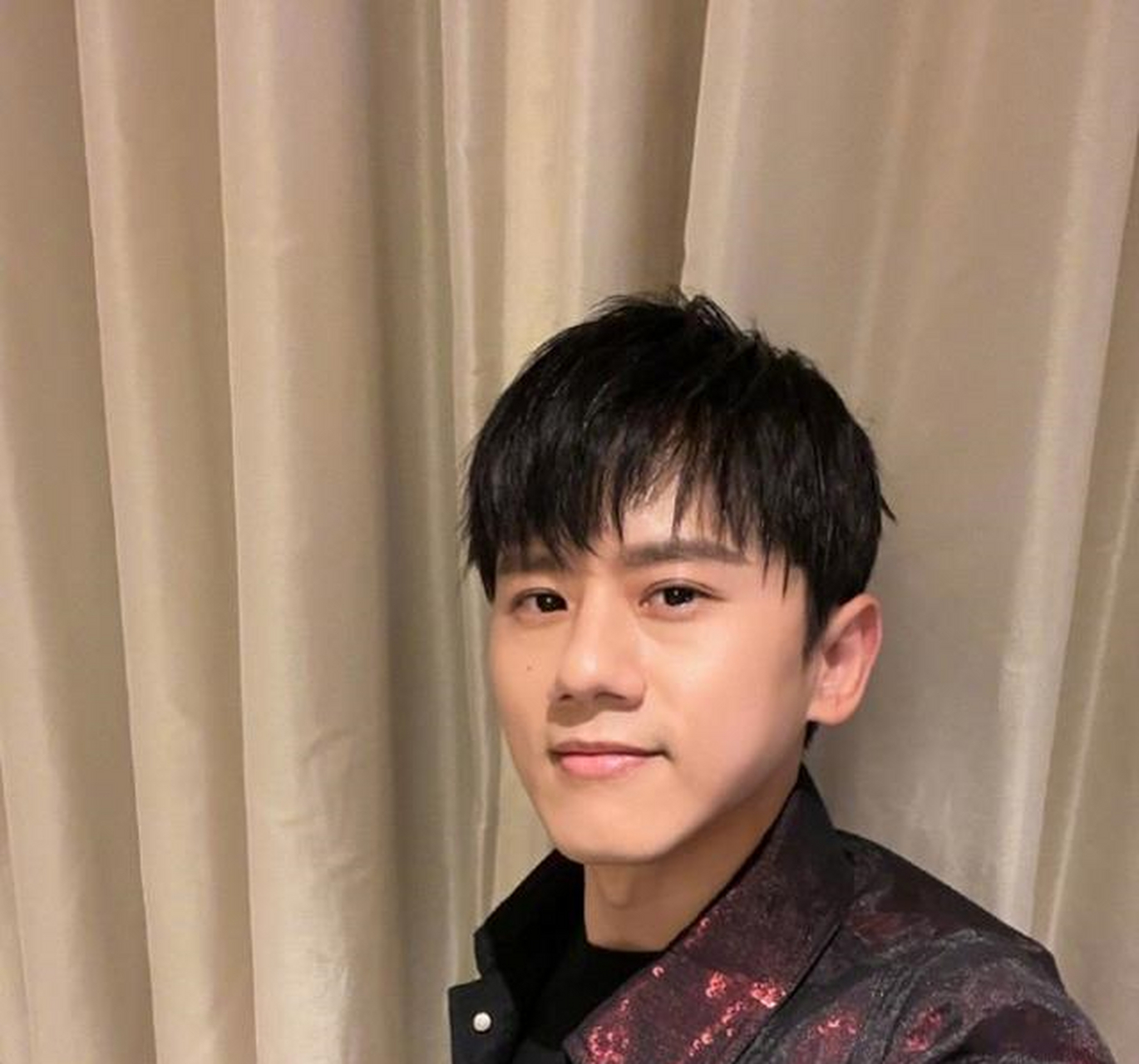 对于肉眼可见的长胖了一圈的张杰,粉丝纷纷留言:"少吃点,不能再胖了"