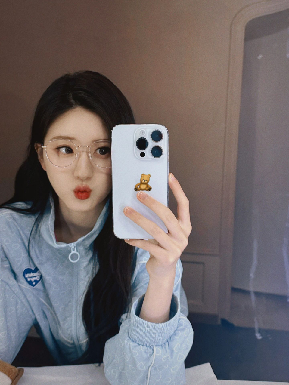 赵露思对镜自拍照 真的超好看 赵露思更新自拍啦 不管是连衣裙还是