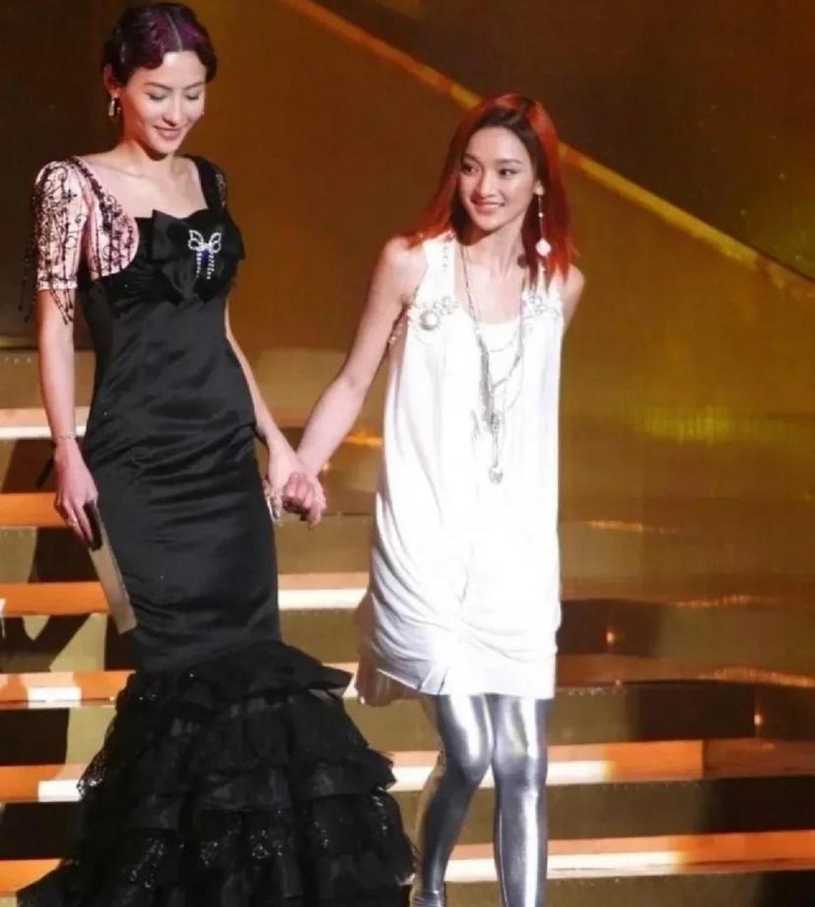 分享一组张柏芝和周迅年轻时的照片.